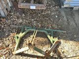 un tas de bois et de métal par terre