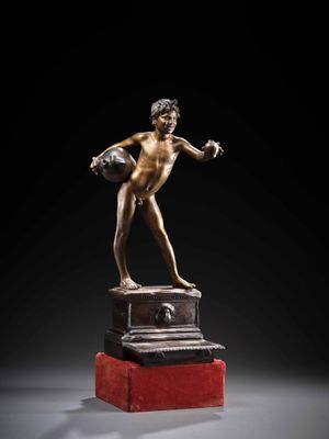 une image représentant une statue en bronze d'un homme sur un socle