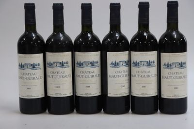 six bouteilles de vin sont alignées sur une table