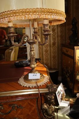 une lampe posée sur une table dans une pièce