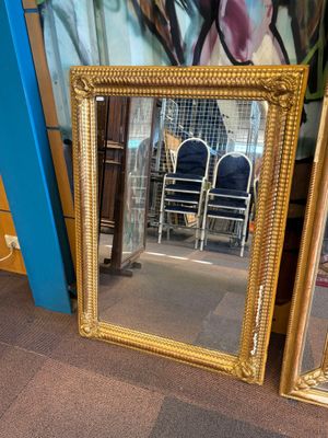 deux miroirs posés l'un à côté de l'autre sur le sol