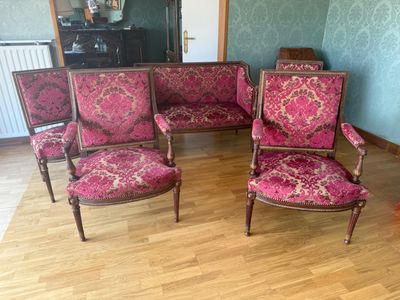 plusieurs chaises dans une pièce dotée d'un parquet et d'un mur tapissé