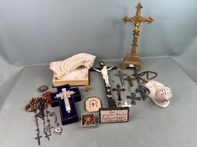 beaucoup d'objets religieux sur la table