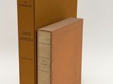 deux livres posés l'un sur l'autre sur une surface blanche