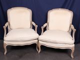 paire de chaises anciennes de style français avec des coussins rembourrés blancs