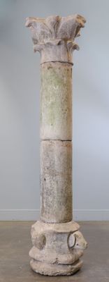Importante colonne en pierre sculptée, ornée d'un chapiteau …