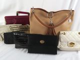 Plusieurs sacs à main différents sont alignés sur une surface blanche
