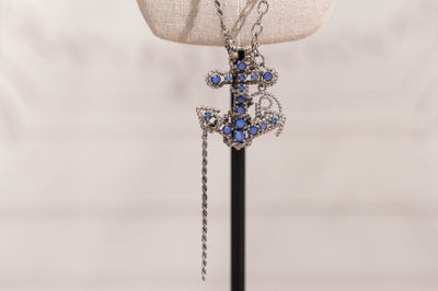 gros plan d'un mannequin portant un collier