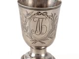 une coupe en argent sur laquelle est gravé un monogramme