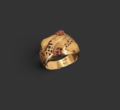 une bague en or avec un rubis au centre