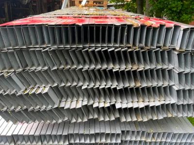 une palette de 350 rails a placo 3 metres .