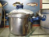 des casseroles et des poêles posées sur une étagère dans une cuisine