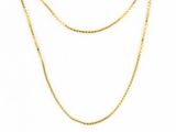 un collier en or avec une chaîne sur fond blanc