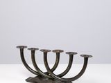 une menorah plaquée bronze à cinq branches