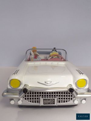 une voiture jouet posée sur une table