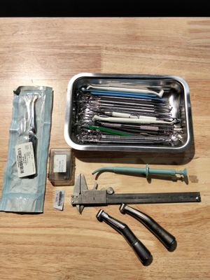 une boîte à outils posée sur une table à côté d'une paire de ciseaux