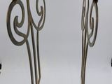 deux bougies posées sur une table