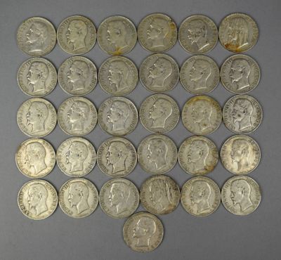 gros plan d'un paquet de pièces de monnaie sur une table