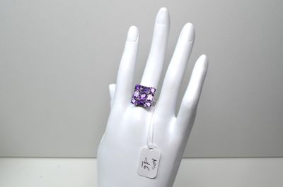 bague en améthorate violet sur la main d'un mannequin blanc