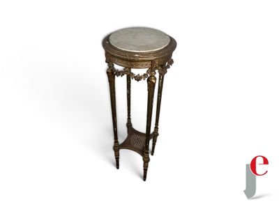 une petite table avec un plateau en marbre sur fond blanc