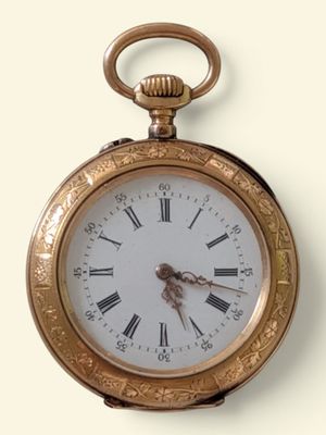 une montre de poche en or avec des chiffres romains sur le cadran