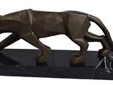 statue d'une panthère posée sur un socle en marbre noir, sur fond blanc