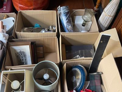 de nombreuses boîtes posées par terre, contenant divers objets