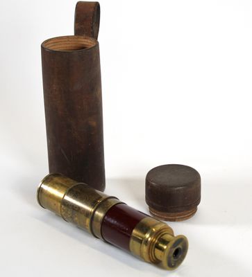 un vieux télescope en laiton, avec un étui en bois et un étui en cuir
