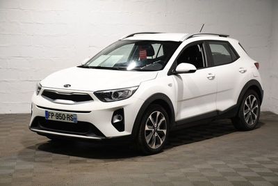 le 4x4 blanc est garé dans une grande pièce au sol en damier