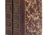 deux livres sont posés l'un sur l'autre sur une surface blanche