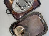 deux plateaux posés sur une table