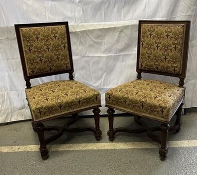 paire de chaises anciennes avec coussins rembourrés