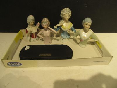 cinq figurines posées sur un plateau posé sur une table