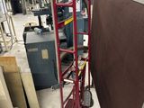 une photo d'un diable rouge dans une usine
