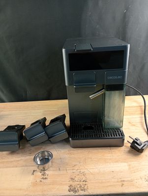 une machine à café posée sur une table en bois