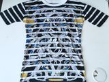 une photo d'un t-shirt orné d'un motif
