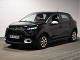 la petite voiture noire est garée dans une grande pièce