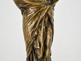statue en bronze d'une femme tenant un bébé dans ses bras