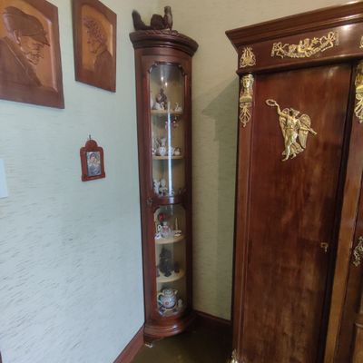 Vitrine d'angle et son contenu de bibelots