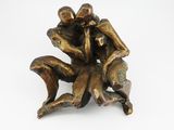 figurine en bronze représentant un homme et une femme assis sur une branche d'arbre