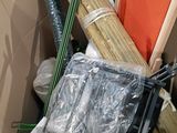une boîte en carton remplie d'objets hétéroclites