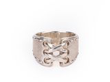 gros plan d'une bague sur fond blanc