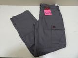 pantalon cargo gris pour homme avec une étiquette rose sur le côté