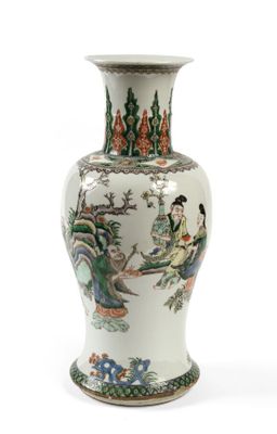 un vase blanc orné d'une image représentant une femme et un dragon