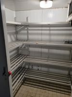 Ensemble d'étagères alimentaire en aluminium se trouvant dan…