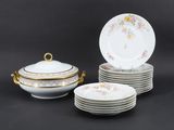 une image représentant un ensemble d'assiettes et de bols aux bords dorés