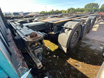 un camion qui est garé sur un terrain avec d'autres camions