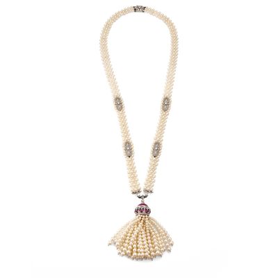 un collier orné de perles et d'un pompon sur fond blanc