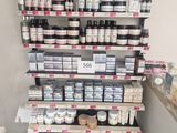 une étagère sur laquelle sont disposés de nombreux types de produits de soins de la peau