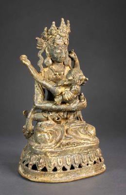 l'image d'une statue de femme assise sur une table